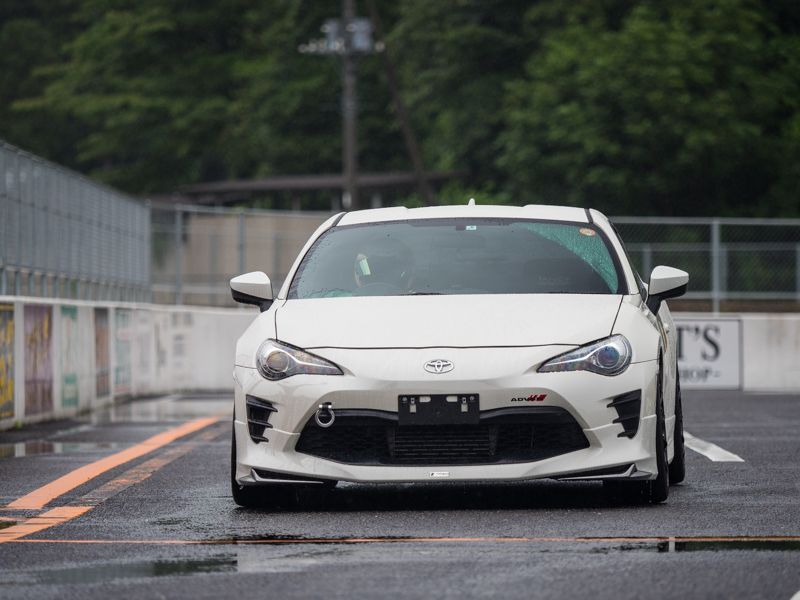 雨の平日のスポーツ走行はガラガラ…