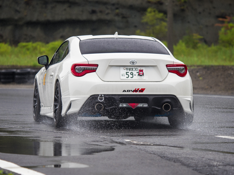 雨が降る中ADVAN A052でコースイン