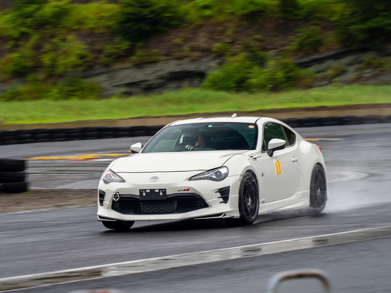 雨でもしっかりしたグリップ感があるADVAN A052