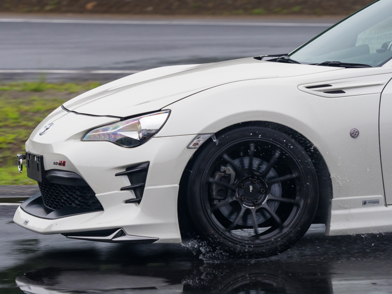 サーキットの雨路面でもグリップ感バッチリのADVAN A052